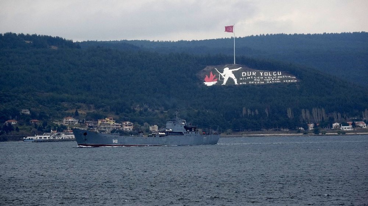 Rus savaş gemisi Çanakkale Boğazı\'ndan geçti