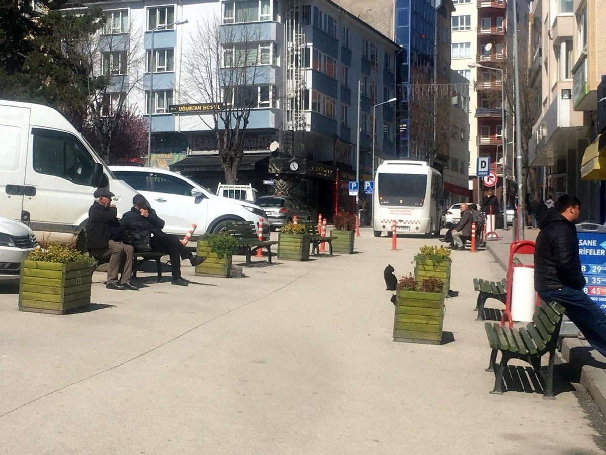 "Sağlığınız için lütfen oturmayın" yazısına aldırış etmeden oturmaya devam ettiler