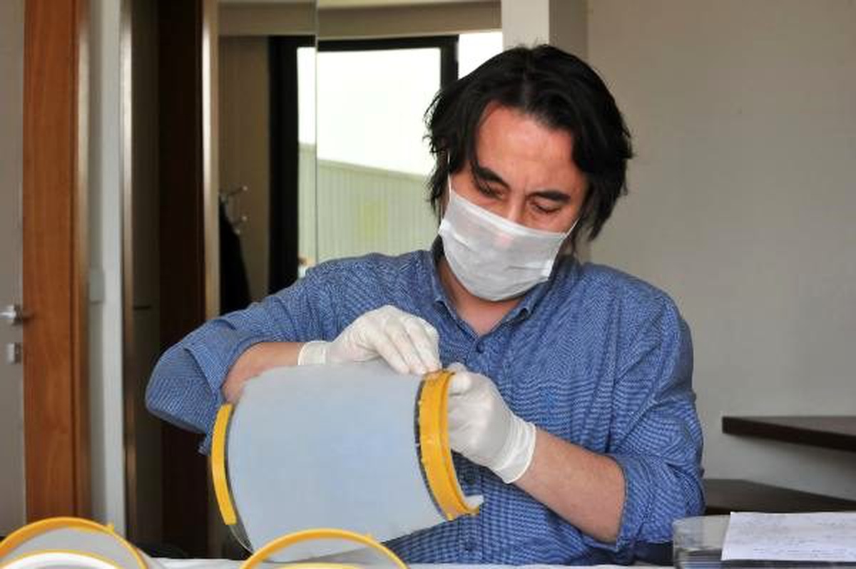 Sağlıkçıların koronavirüsten korunması için \'siper maske\' yaptı