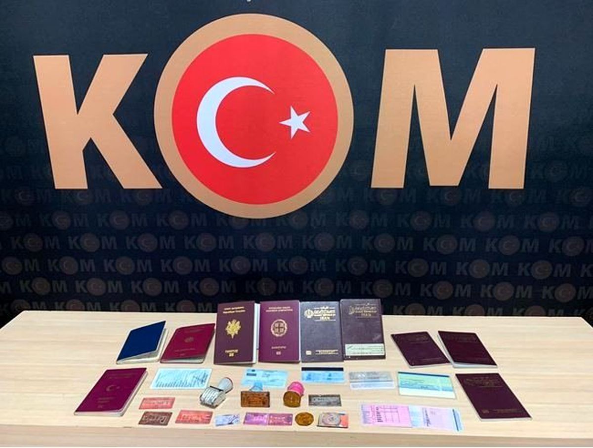 Sahte kimlik ve pasaport yapan 2 şahıs polis tarafından yakalandı