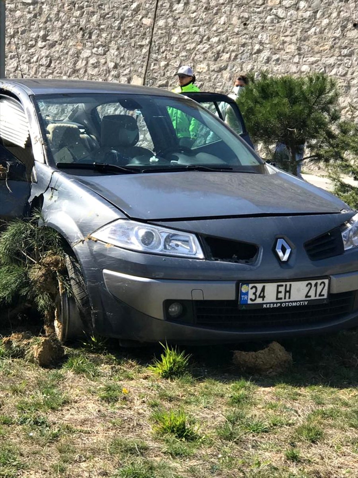 Samsun\'da otomobil aydınlatma direğine çarptı: 4 yaralı