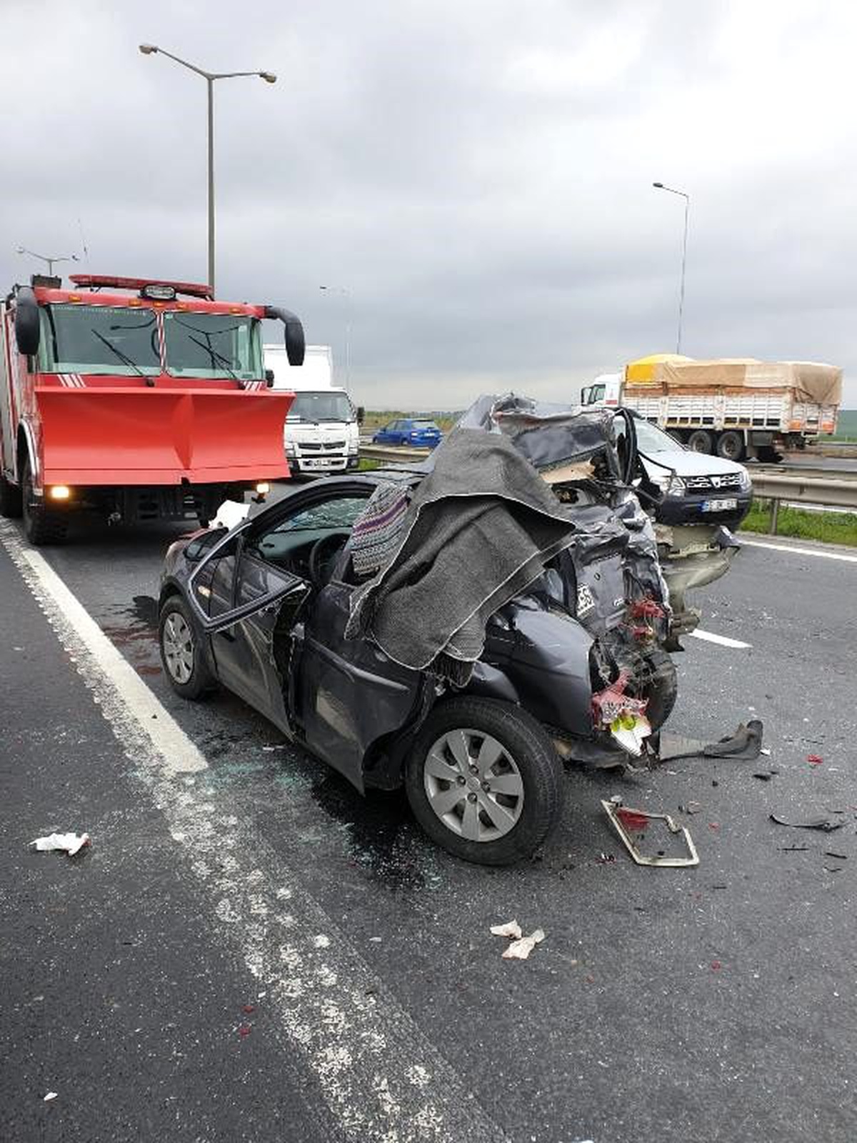 Silivri\'de otomobiin  TIR\'a çarpmasıyla 1 kişi yaralandı