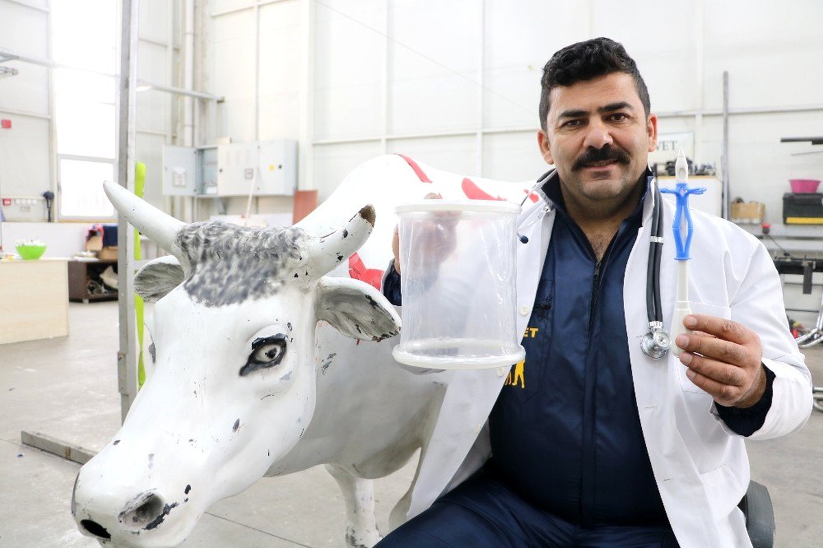 Sivas\'ta bir veteriner hekim, ineklerin karında gaz ve sıvı birikimini ortadan kaldıran ürün...