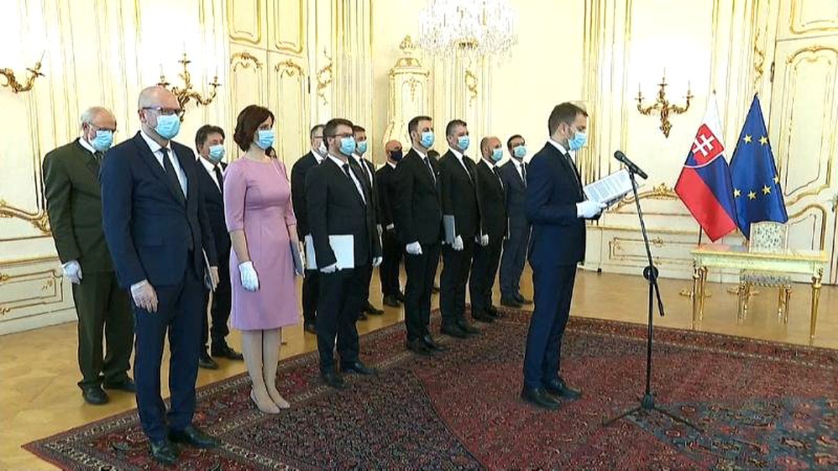 Slovakya\'da yeni hükümetten koronavirüs gölgesinde maskeli yemin töreni