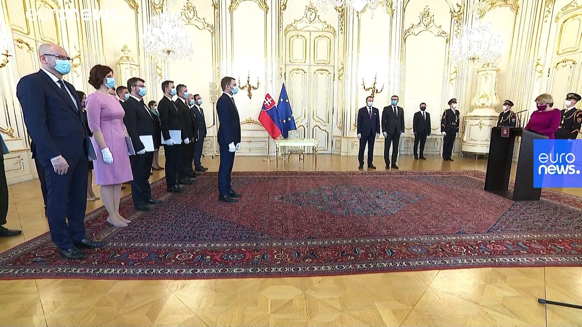 Slovakya\'da yeni hükümetten koronavirüs gölgesinde maskeli yemin töreni
