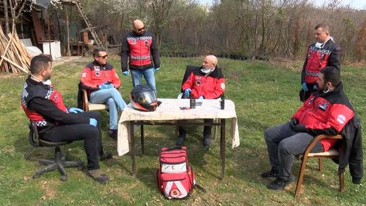 Sokağa çıkamayanlara motosikletlilerden yardım