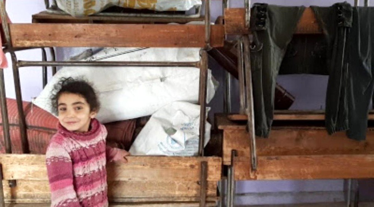Suriye\'den kaçan aileler boş okula sığındı