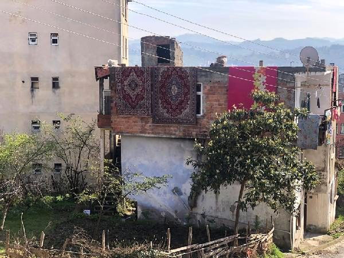 Terastan düşen küçük kız öldü