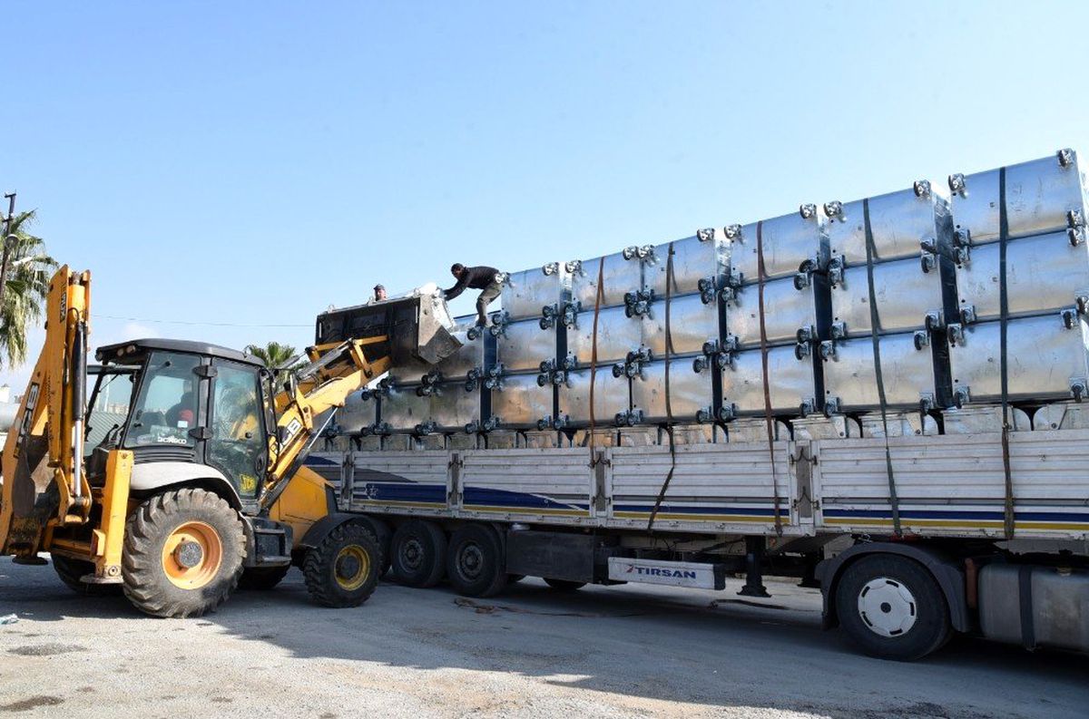 Toroslar Belediyesi çöp konteynerlerini yeniledi