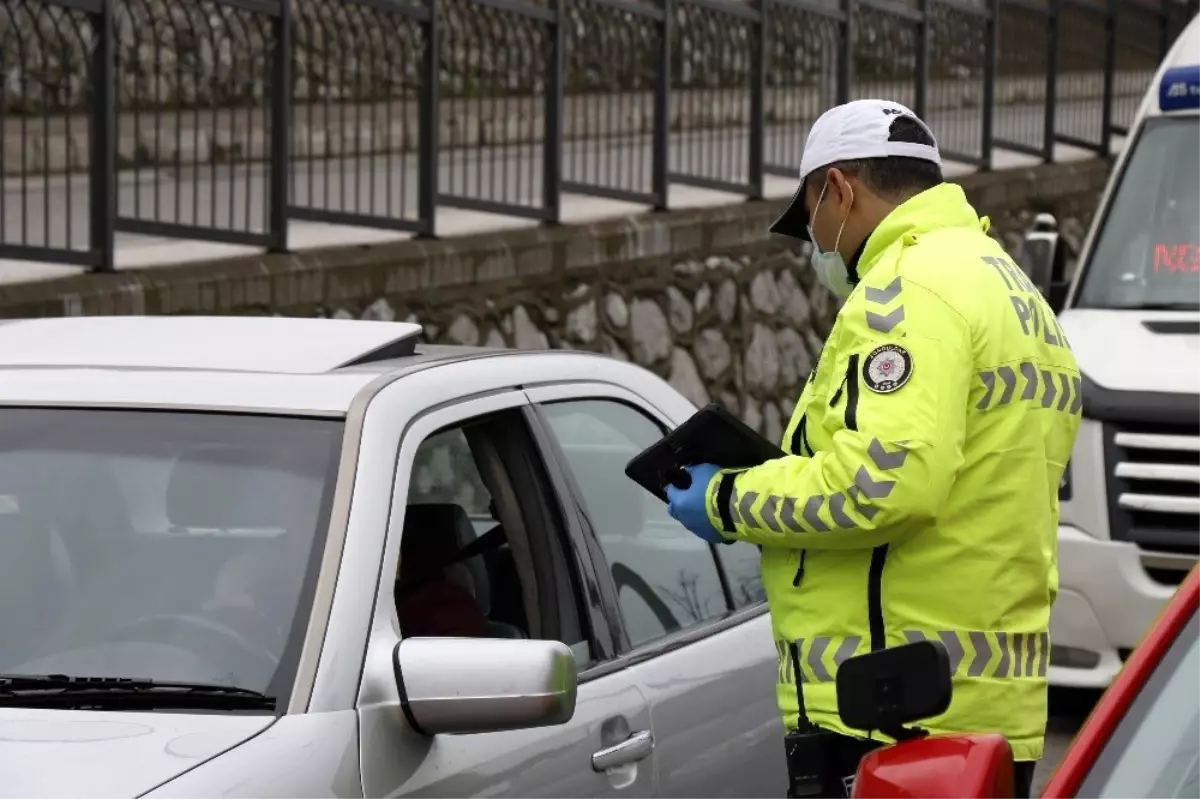 Trafik polisleri sürücüleri kimlik kontrolü yapıp tek tek uyardı