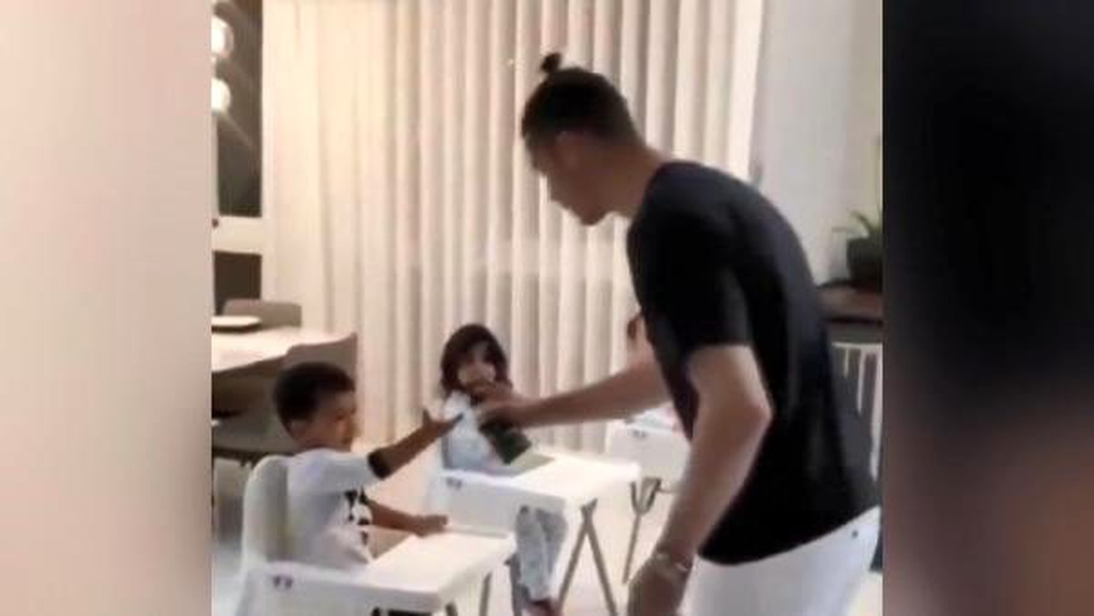 Ünlü futbolcu Ronaldo\'dan çocuklarına dezenfekte