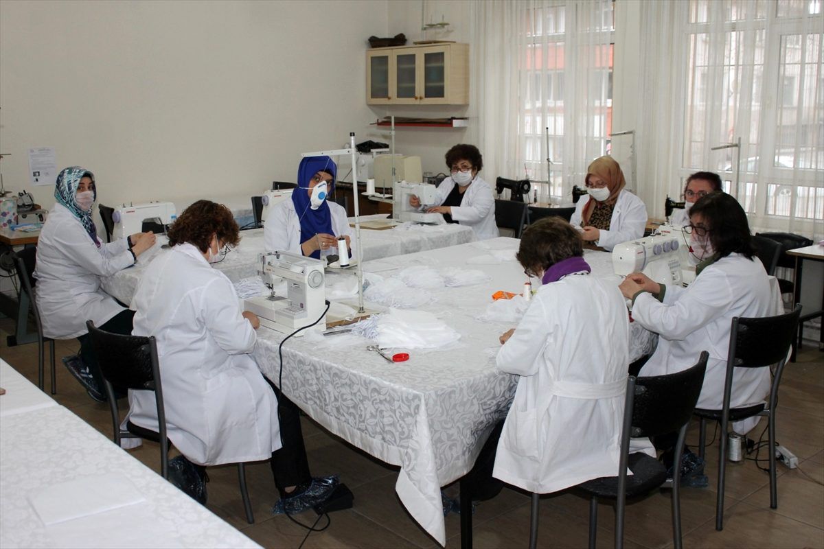 Usta öğreticiler maske üreterek sağlık çalışanlarına destek olacak