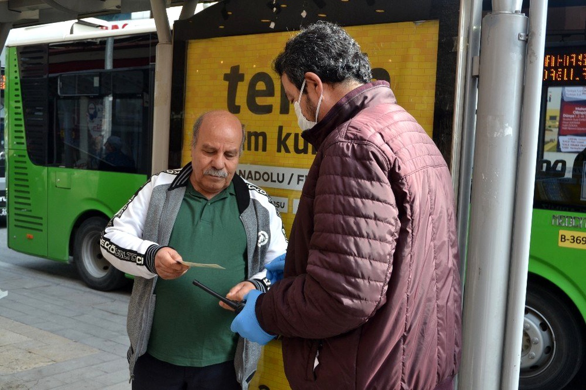 Uyarıları dikkate almayarak sokağa çıkan yaşlı vatandaşlar \'pes\' dedirtti
