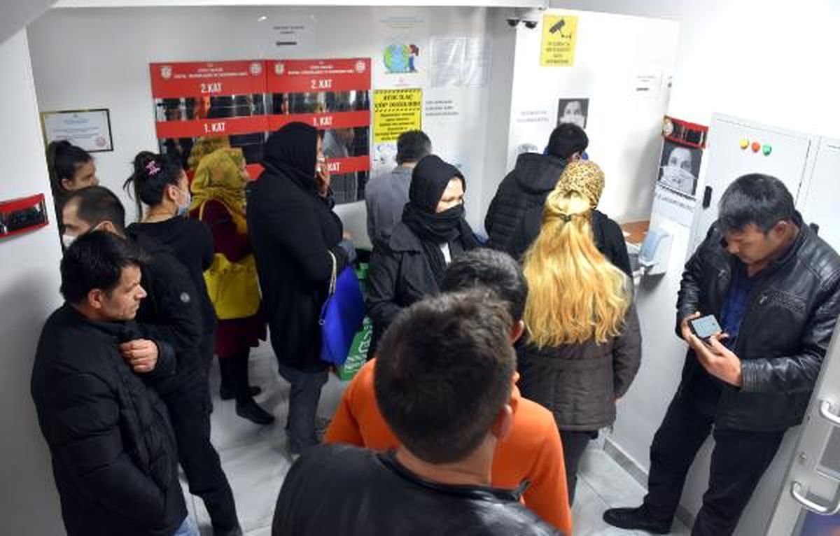 Vakıf önünde bin lira almak için beklediler