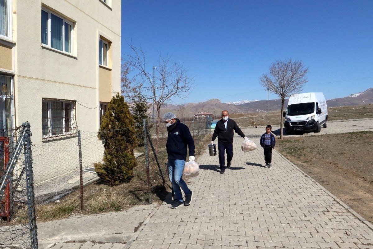 Van Büyükşehir Belediyesinden yaşlı vatandaşlara sıcak yemek