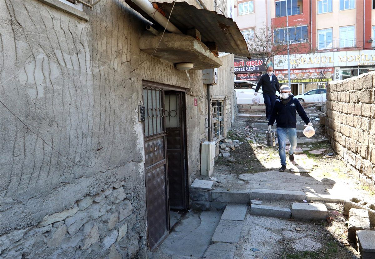 Van\'da evden çıkmayan yaşlılara sıcak yemek yardımı