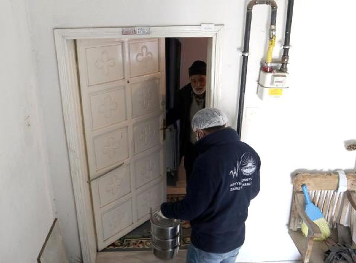 Van\'da evden çıkmayanlara belediyeden yemek servisi