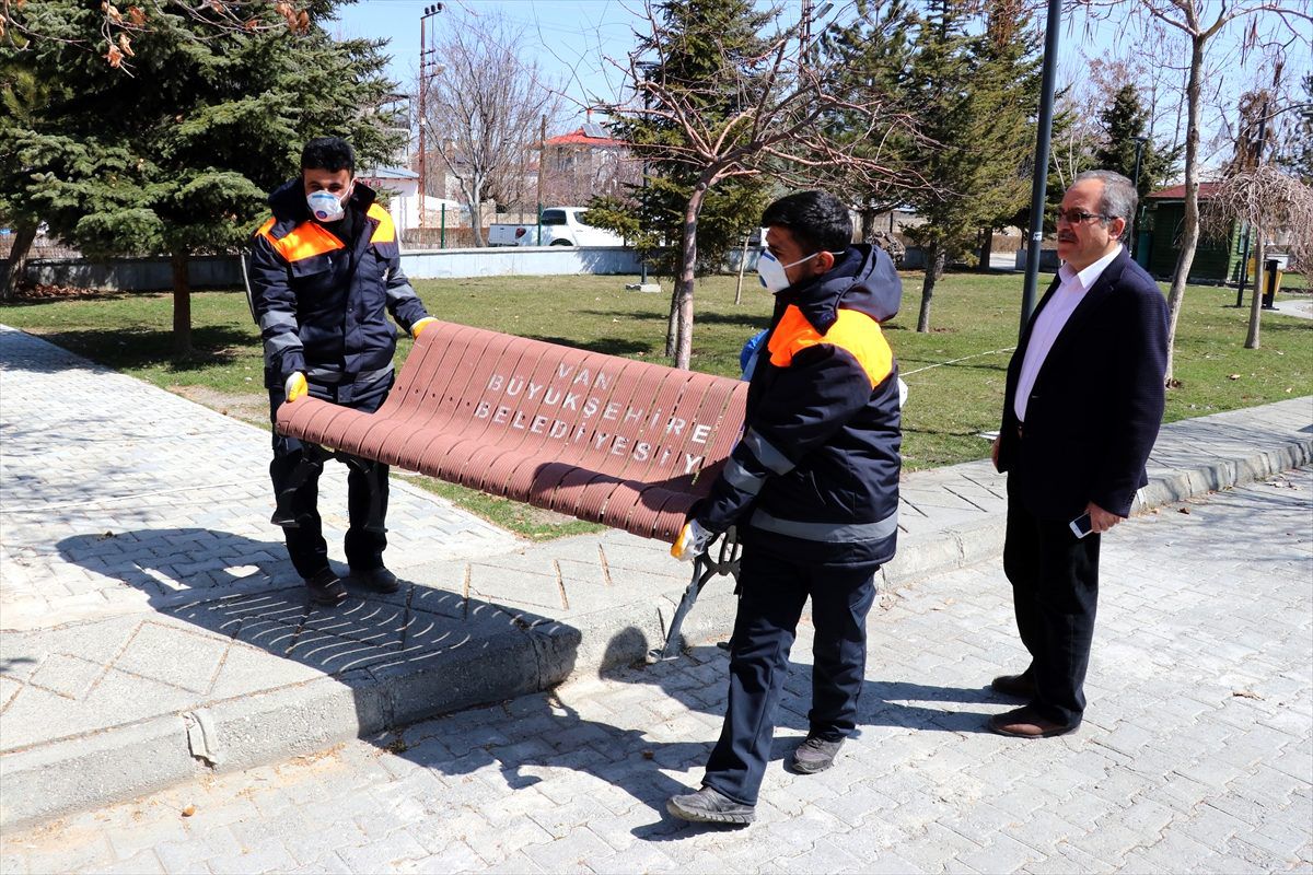 Van\'da koronavirüs tedbirleri kapsamında parklardaki oturma bankları kaldırıldı