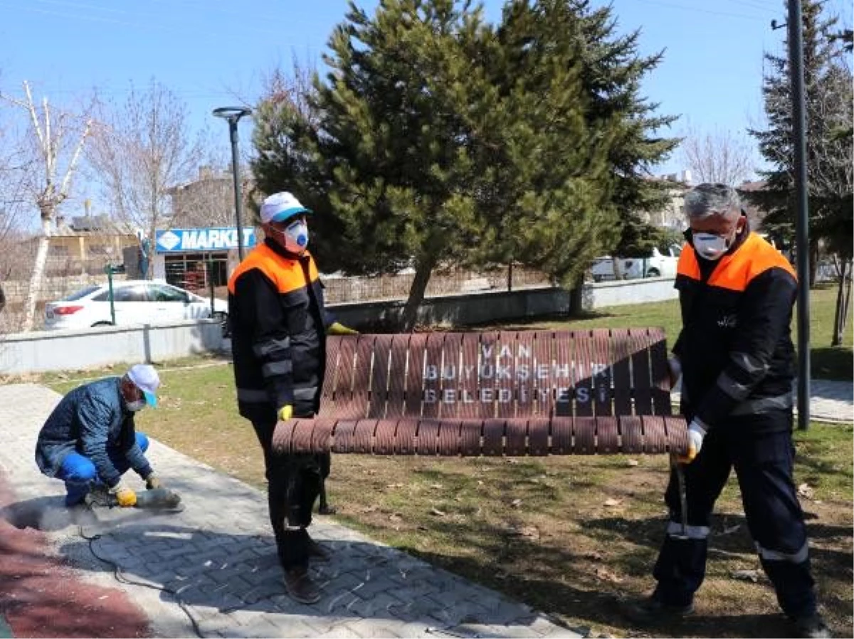 Vanlılar sokağa çıkmaya devam etti, banklar kaldırıldı