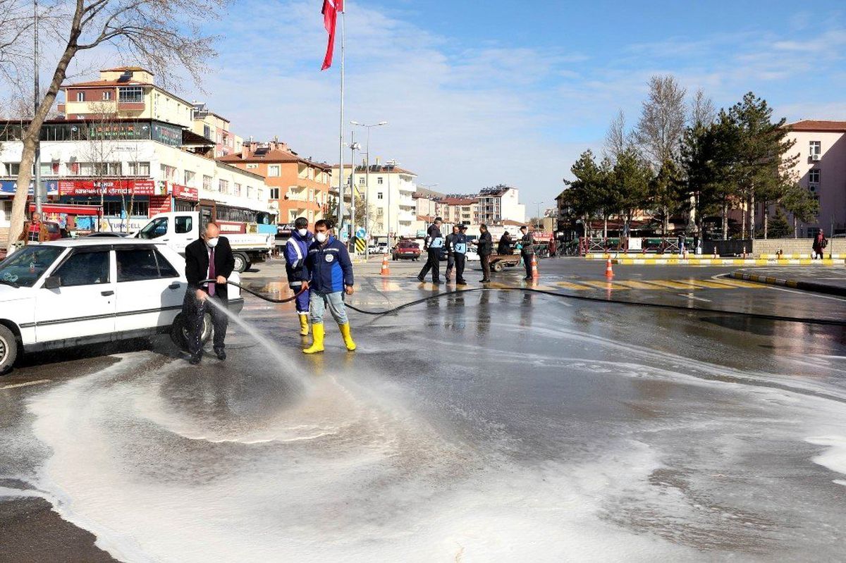 Yahyalı\'da cadde ve sokaklar deterjanla yıkanıyor