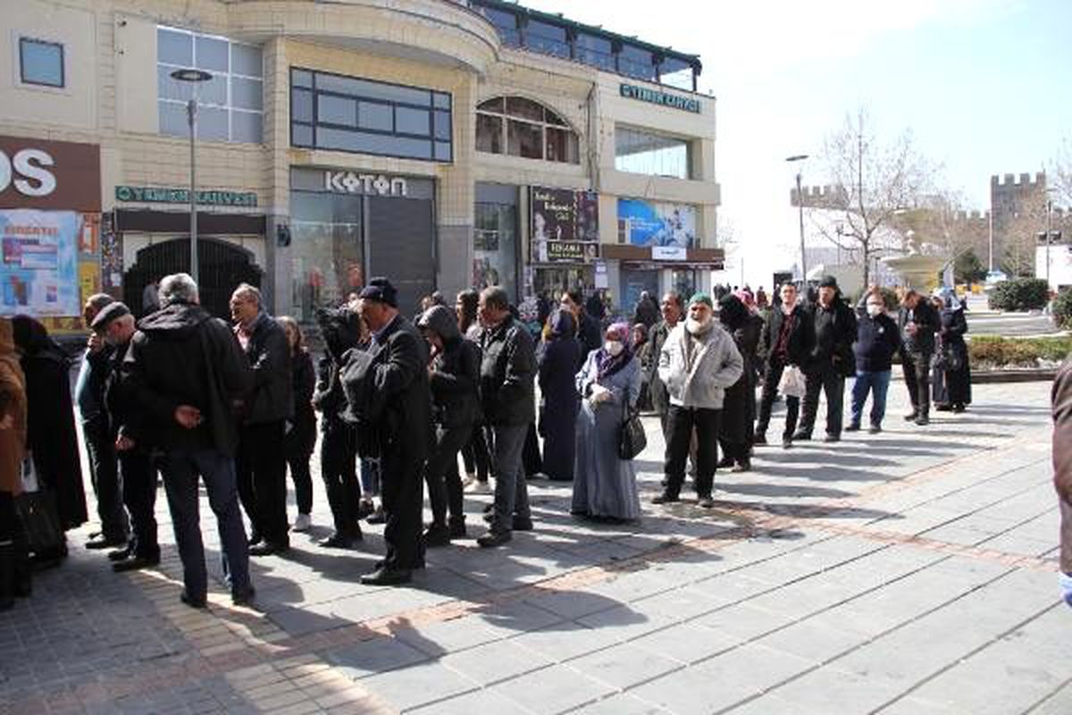 Yasağa rağmen banka önlerinde kuyruk oluşturdular