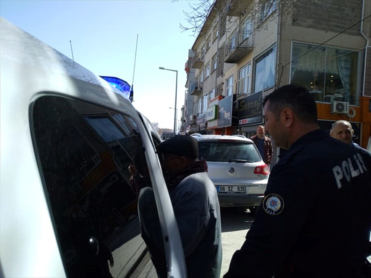 Yaşlı adamı polis hastaneye götürdü
