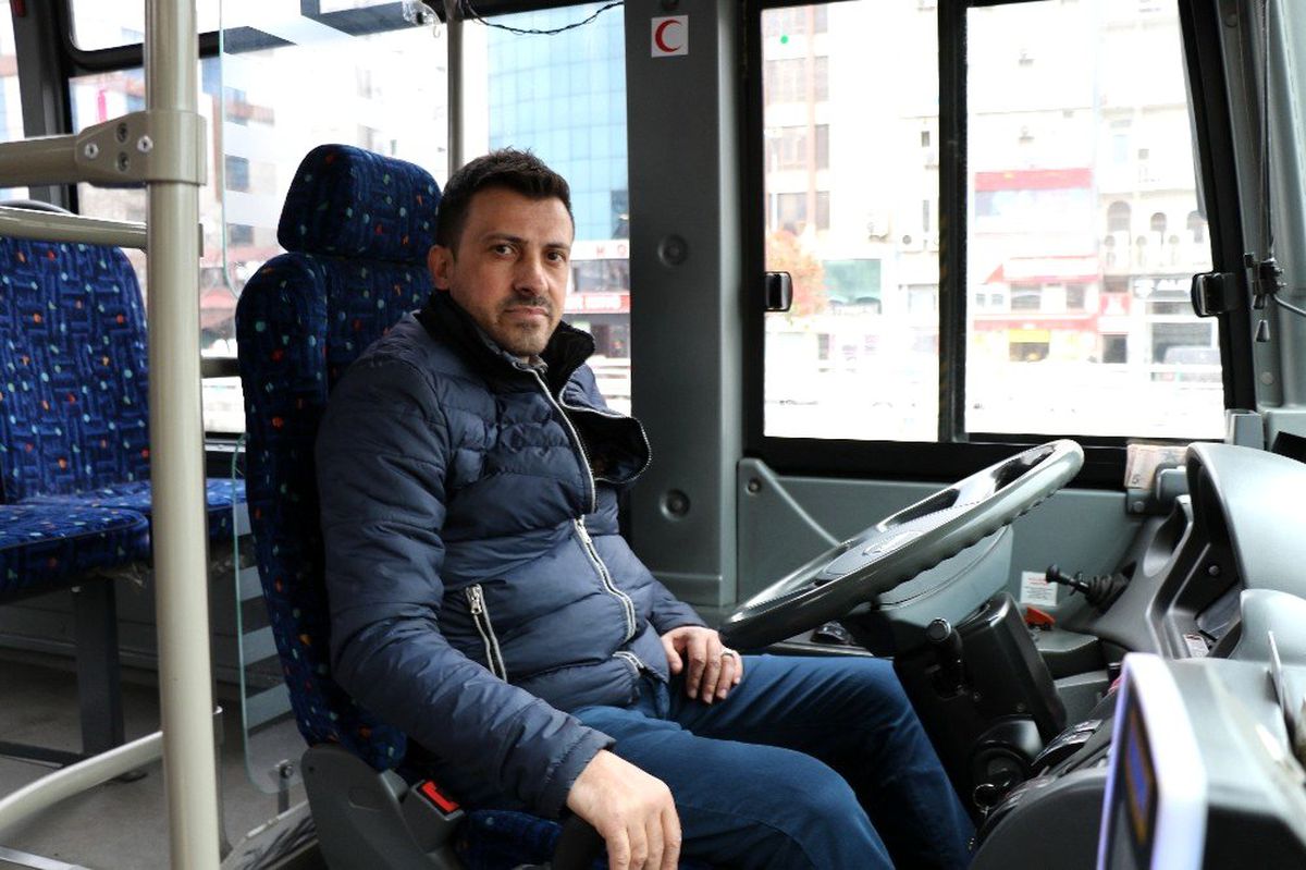 Yaşlı kadın yasağa rağmen otobüse binmek için dakikalarca direndi