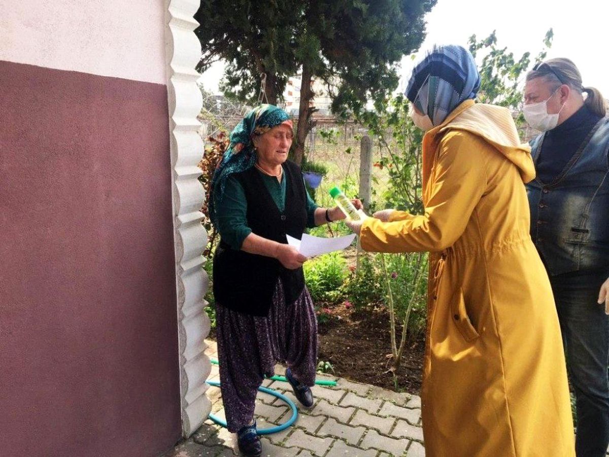 Yaşlılara kolonya dağıtılıyor