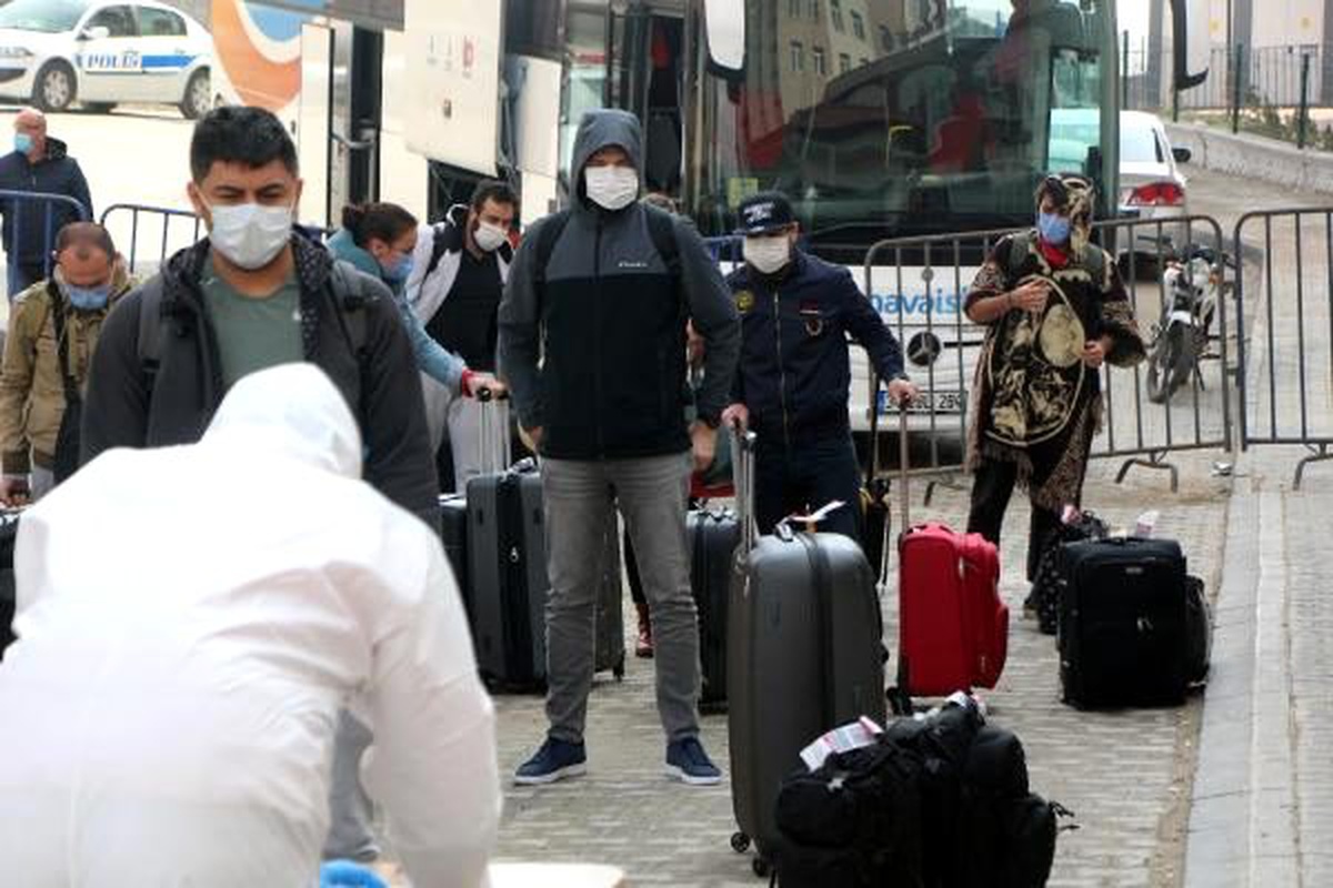 Yunanistan\'dan gelen 39 kişi Bolu\'da yurda yerleştirildi (2)