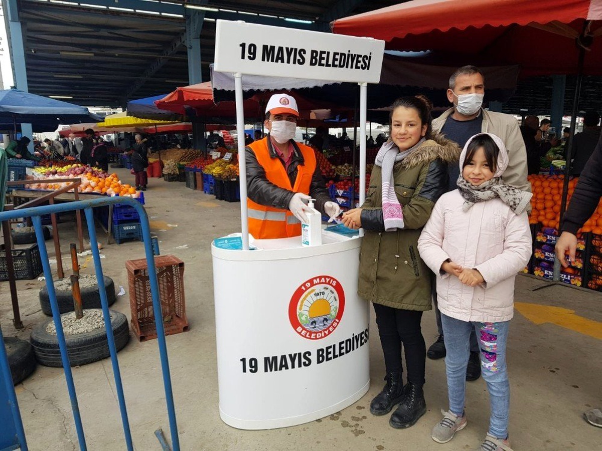 19 Mayıs Belediyesi\'nden vatandaşa maske ve eldiven dağıtımı