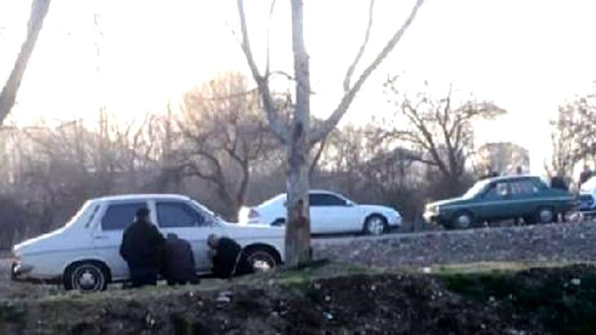 65 yaş üstü 3 kişi, polise yakalanmamak için otomobilin arkasına saklandı