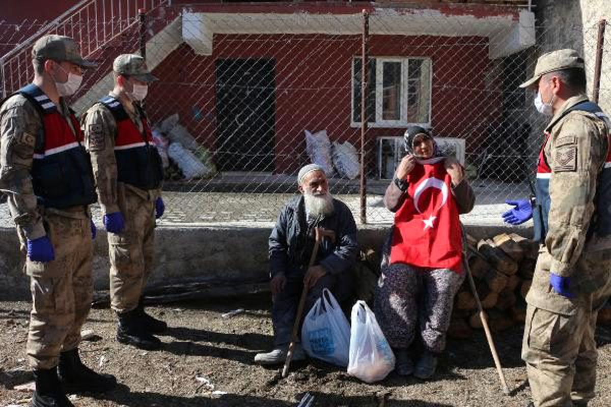 65 yaşın üzerindeki çift, yardıma gelen jandarmayı Türk bayrağıyla karşıladı