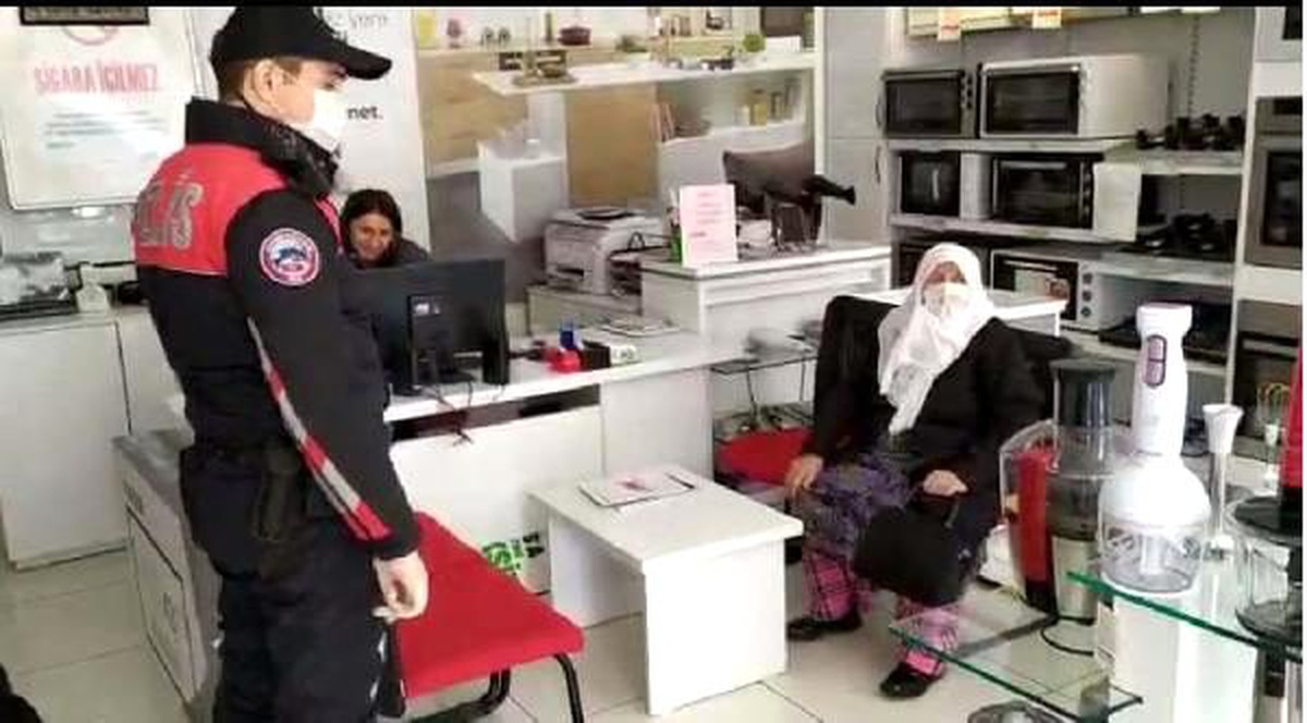 83 yaşındaki kadın polisin yardımıyla emekli maaşını çekti