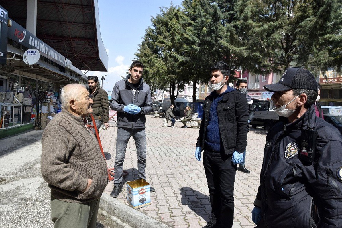 86 yaşındaki dede Salı Pazarında ekiplere yakalandı