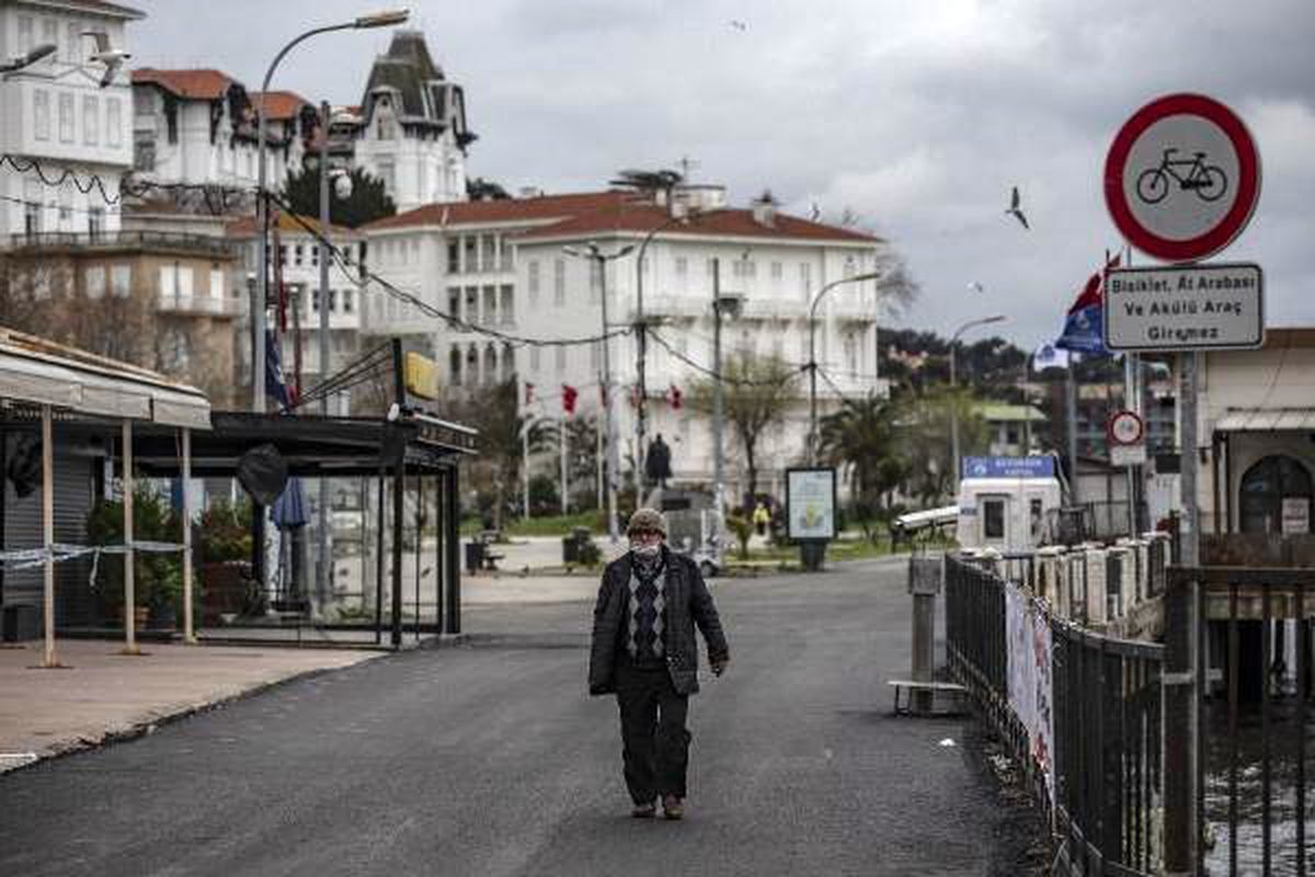 Adalar\'da koronavirüs sessizliği... Sokaklar boş, dükkanlar kapalı