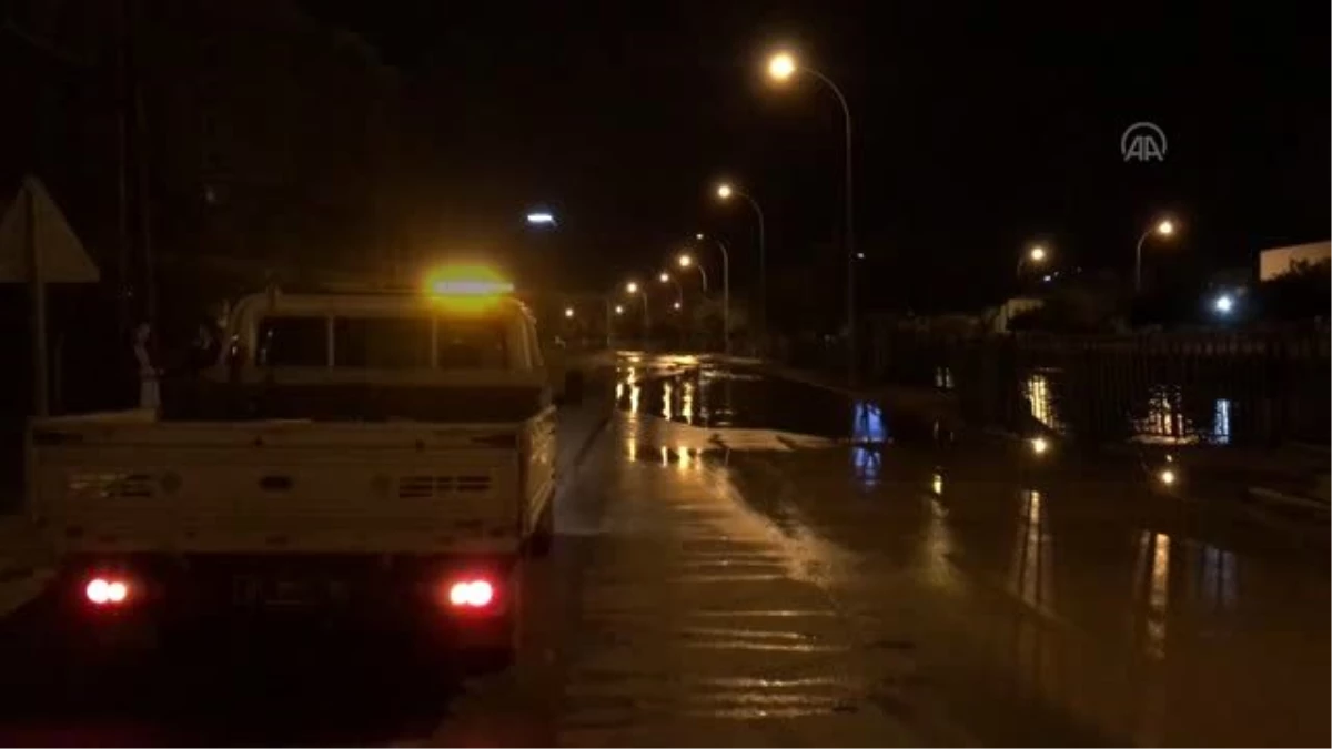 Adana\'da içme suyu borusu patlayınca yolda göçük oluştu