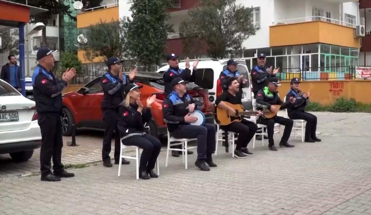 Adana\'da zabıta ekipleri evinden çıkamayan vatandaşlara müzikle moral verdi