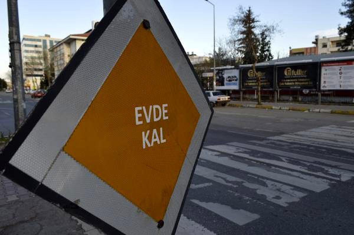 Adıyaman\'da polis anonslarında ve trafik ışıklarında \'evde kal\' uyarısı