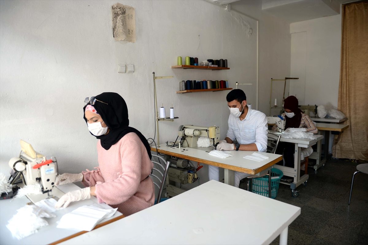 Afgan kardeşlerden vatandaşlara ücretsiz maske