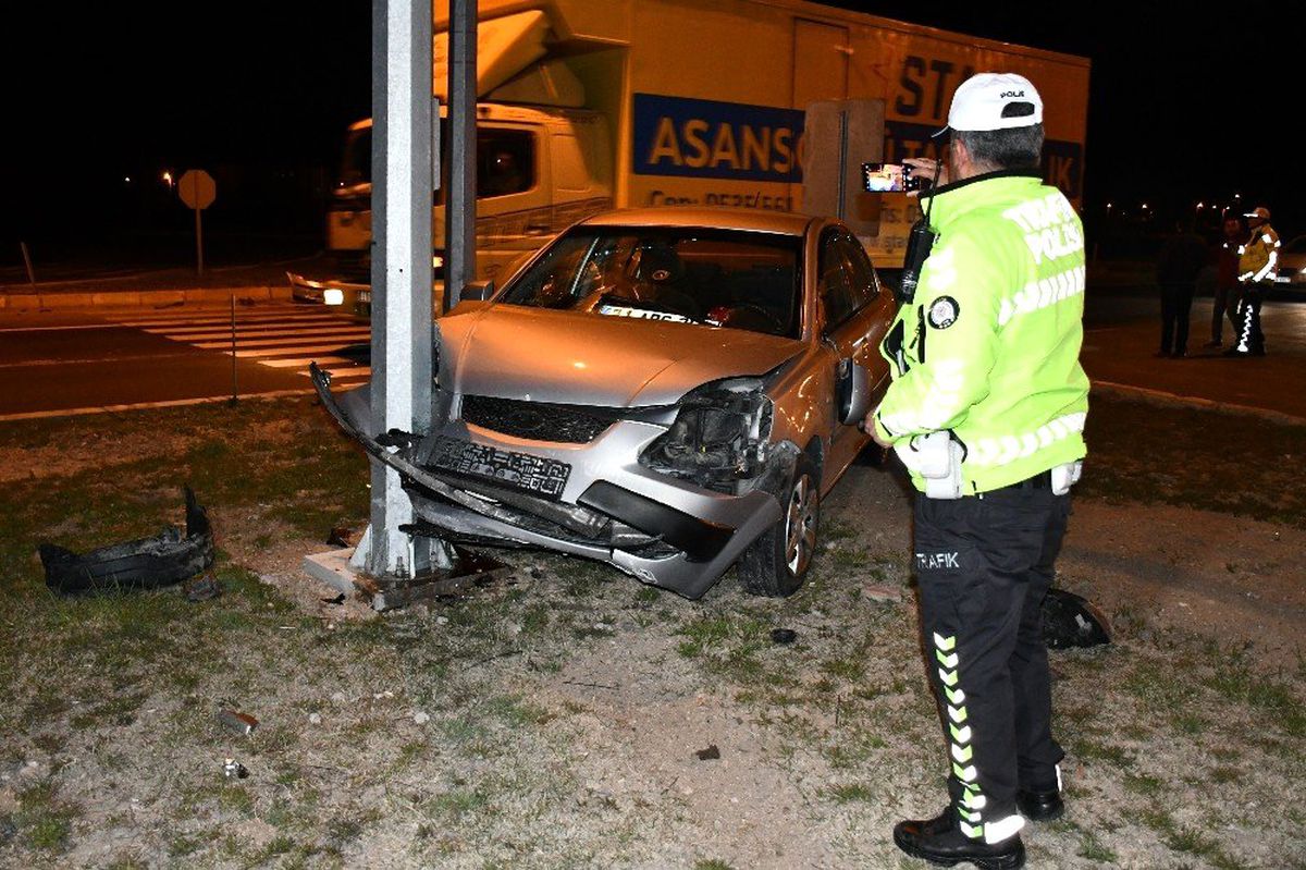 Aksaray\'da 2 otomobil çarpıştı: 2 yaralı