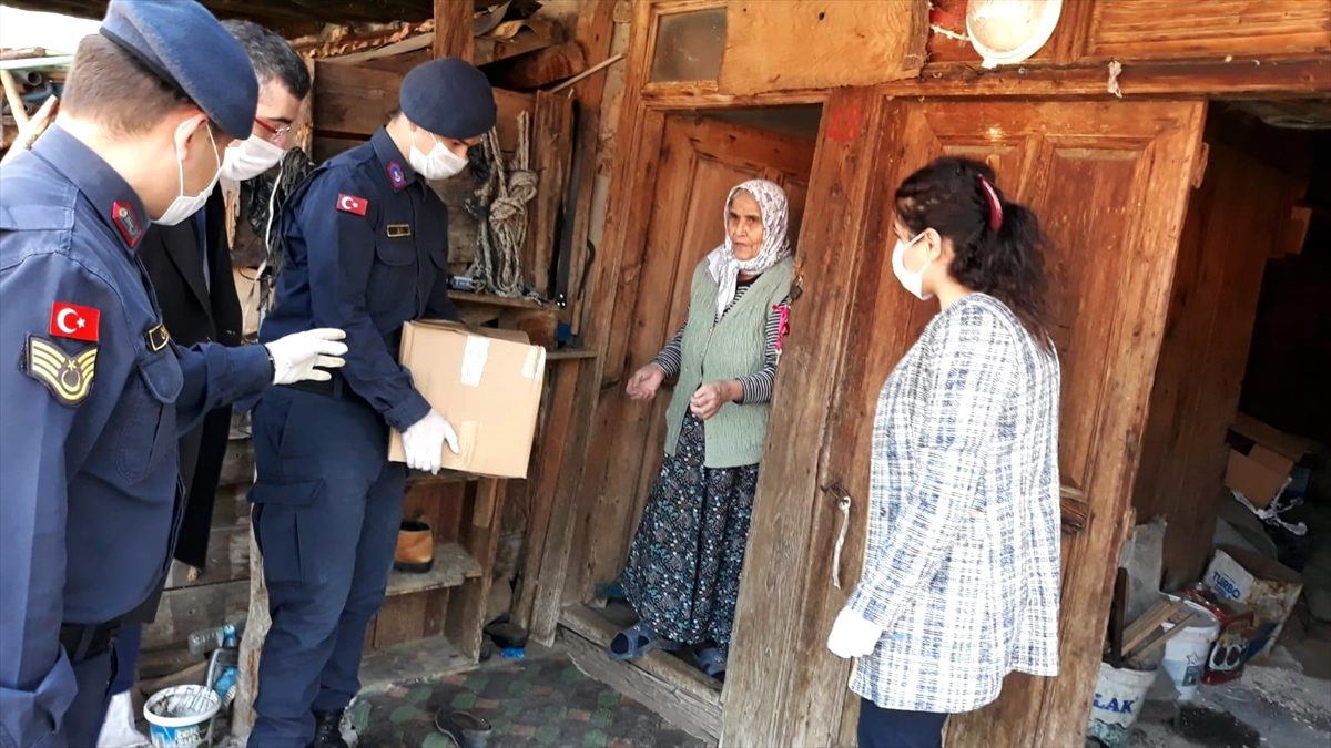 Akseki Kaymakamlığından evden çıkmayan yaşlılara gıda paketi yardımı