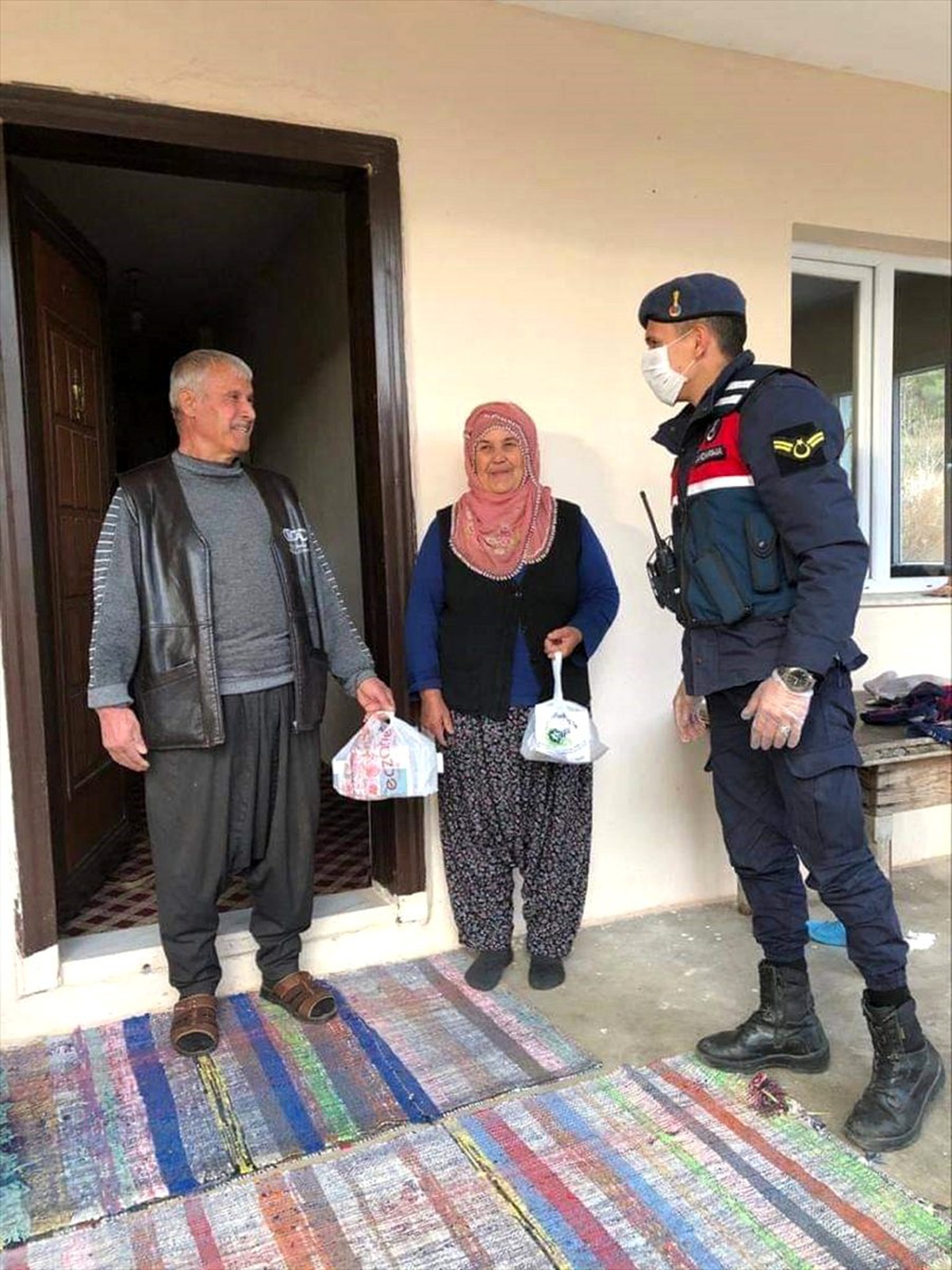 Aladağ\'da yaşlı ve hastaların ihtiyaçlarını Vefa Sosyal Destek Grubu karşılıyor