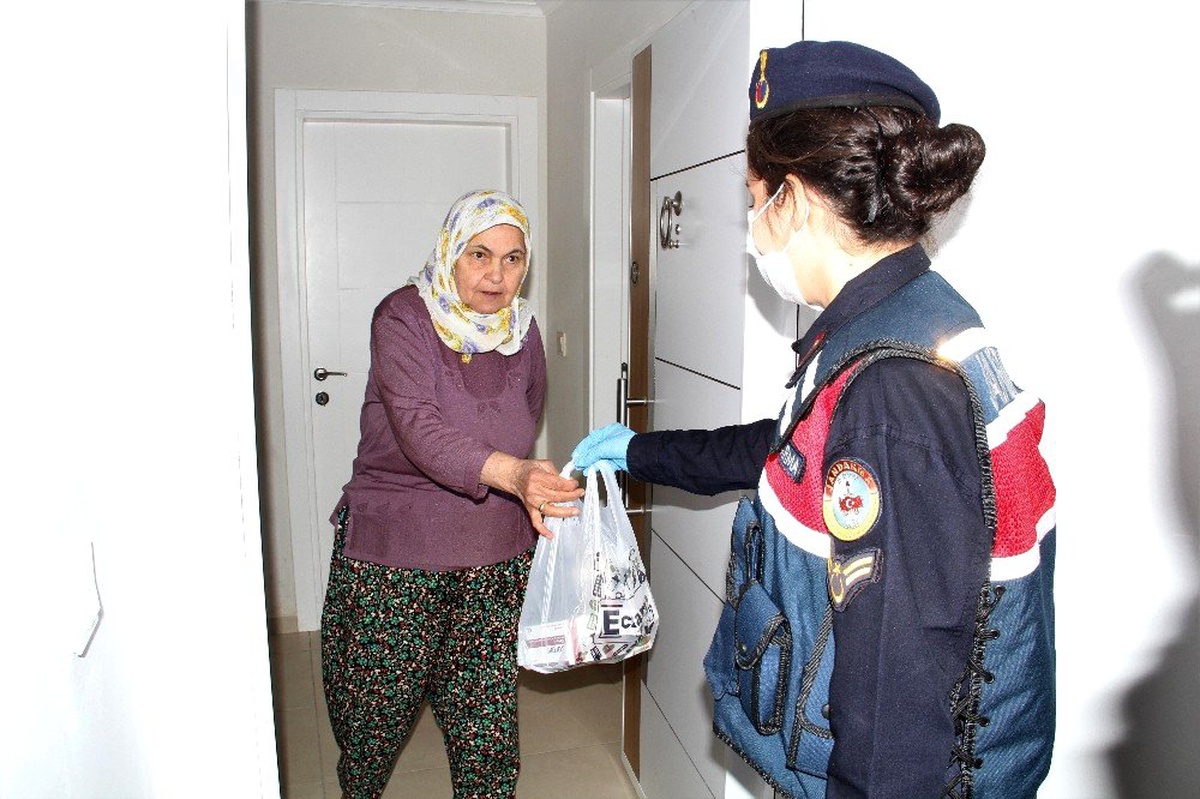 Alanya\'da jandarma yaşlıların eli ayağı oldu