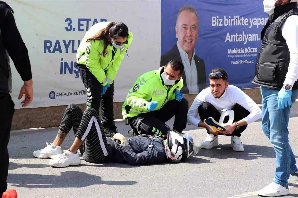 Antalya\'da iki kişinin yaralandığı trafik kazası güvenlik kamerasında