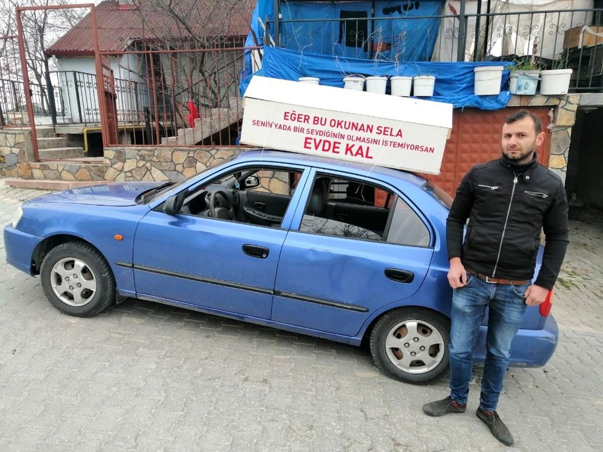 Aracına bağladığı tabutla \'evde kal\' çağrısı yaptı