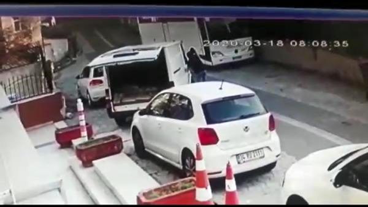 Ataşehir\'de minibüsten cep telefonu hırsızlığı kamerada