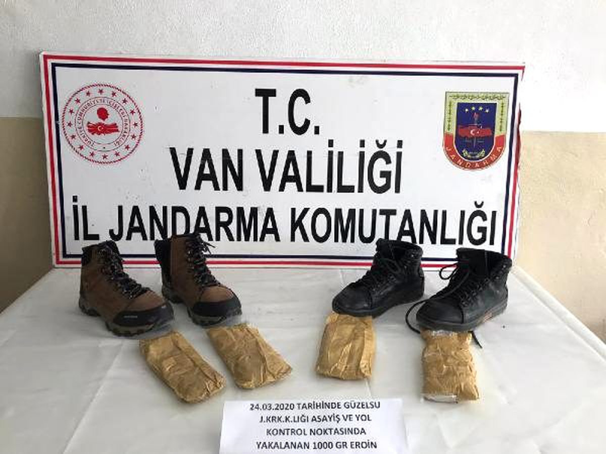 Ayakkabılarına gizledikleri 1 kilo eroin ile yakalandılar