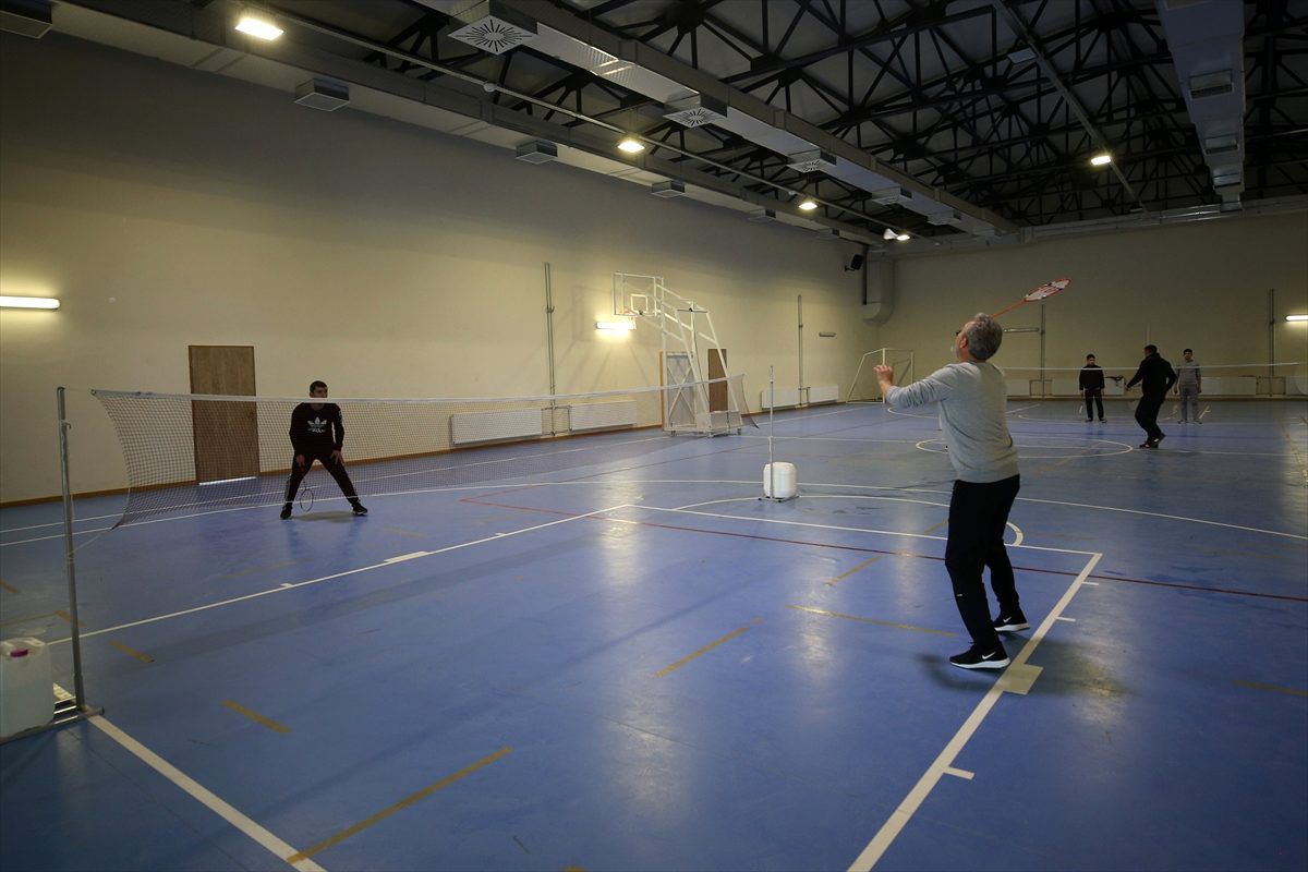 Badmintonu mahkumlara sevdiriyor