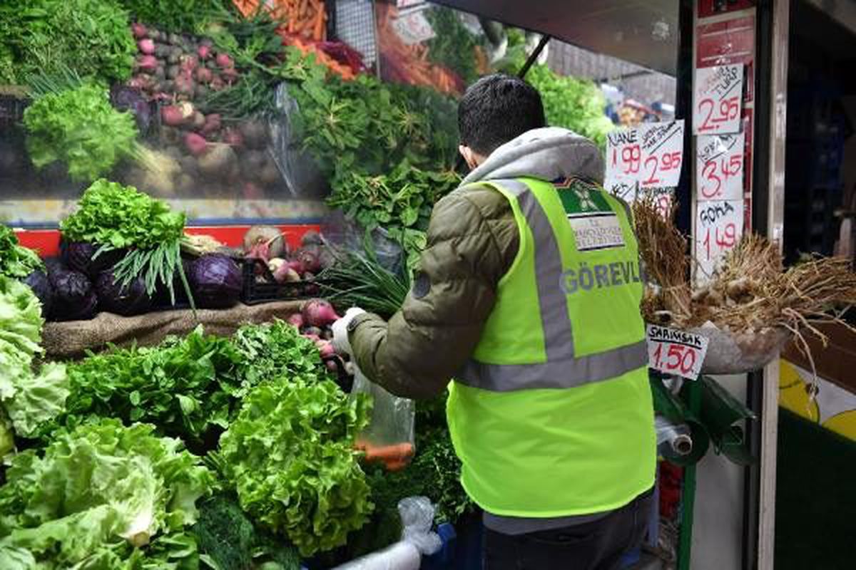 Bahçelievler Belediyesi evden çıkamayan vatandaşların alışverişini yapıyor