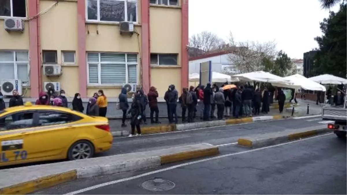 Bakırköy\'de koronavirüs testine geldiler, mesafe kuralına uymadılar